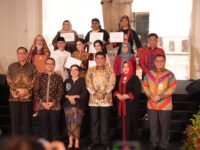 Gubernur Sulawesi Utara Mayjen TNI (Purn.) Yulius Selvanus menerima Sertifikat Warisan Budaya Takbenda UNESCO untuk Kolintang di Museum Nasional Jakarta, 2 Desember 2025. Pengakuan dunia ini menjadi tonggak sejarah budaya Sulut.
