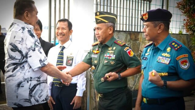 MANADO-Pangdam XIII/Merdeka Mayjen TNI Mirza Agus, S.I.P., menerima langsung kedatangan Jaksa Agung Republik Indonesia Prof. Dr. ST Burhanuddin, S.H., M.M., di ruang VIP Bandara Internasional Sam Ratulangi Manado, Senin (23/2/2026)